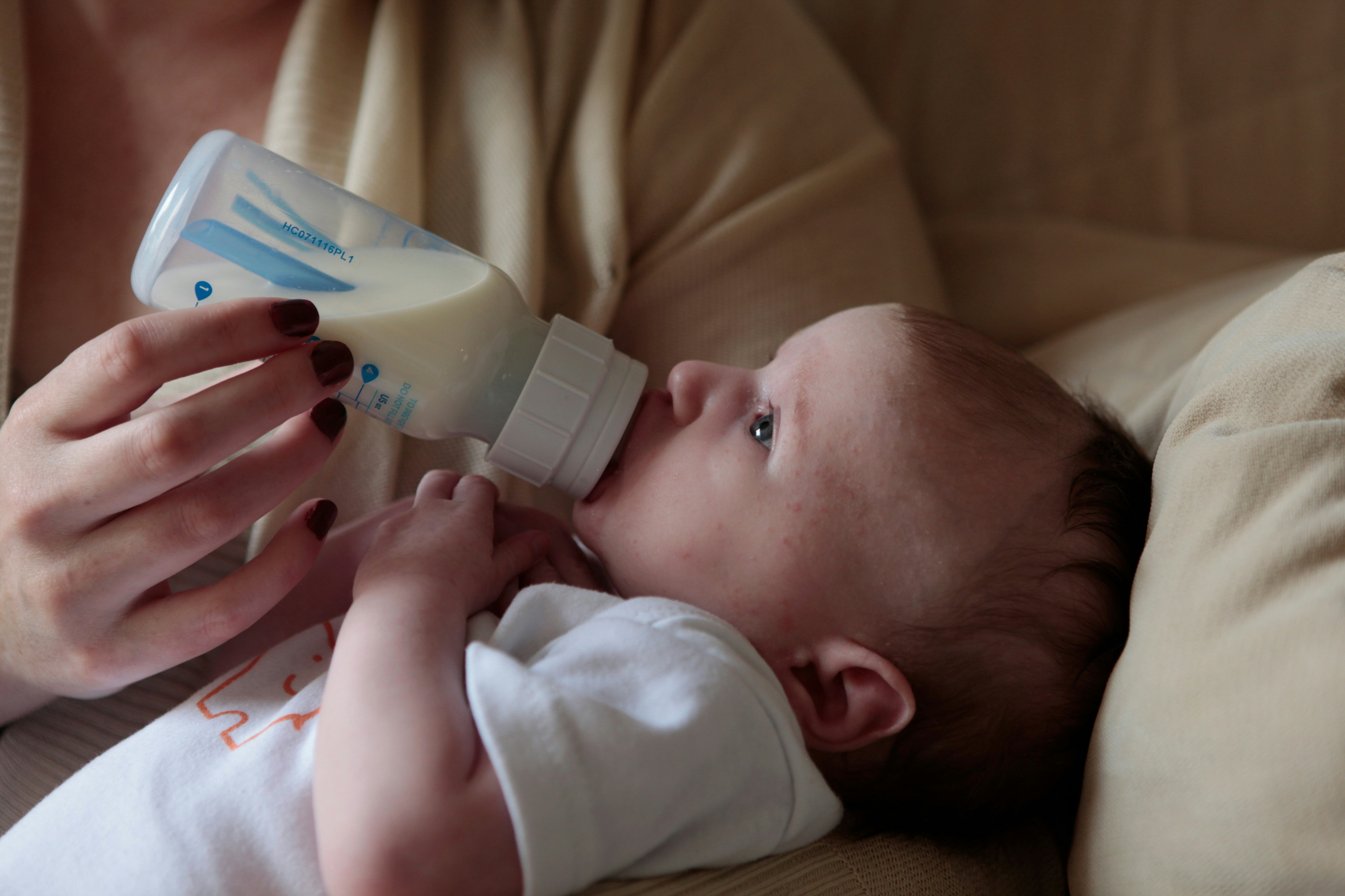 How to Bottle Feed a Baby: Essential Tips for First-Time Parents